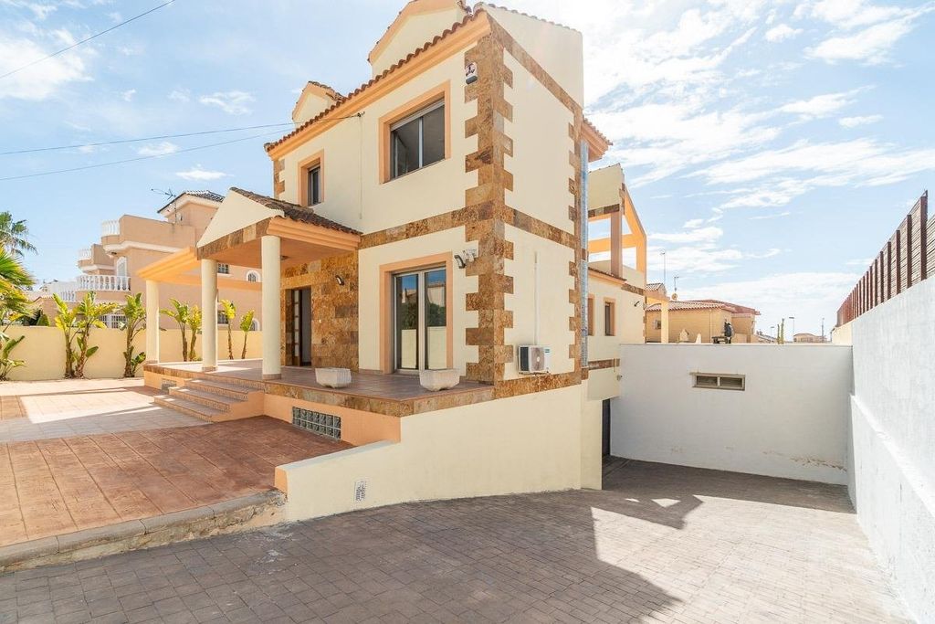 Maison de luxe à vendre à Torrevieja, 750 000 €, Photo 1