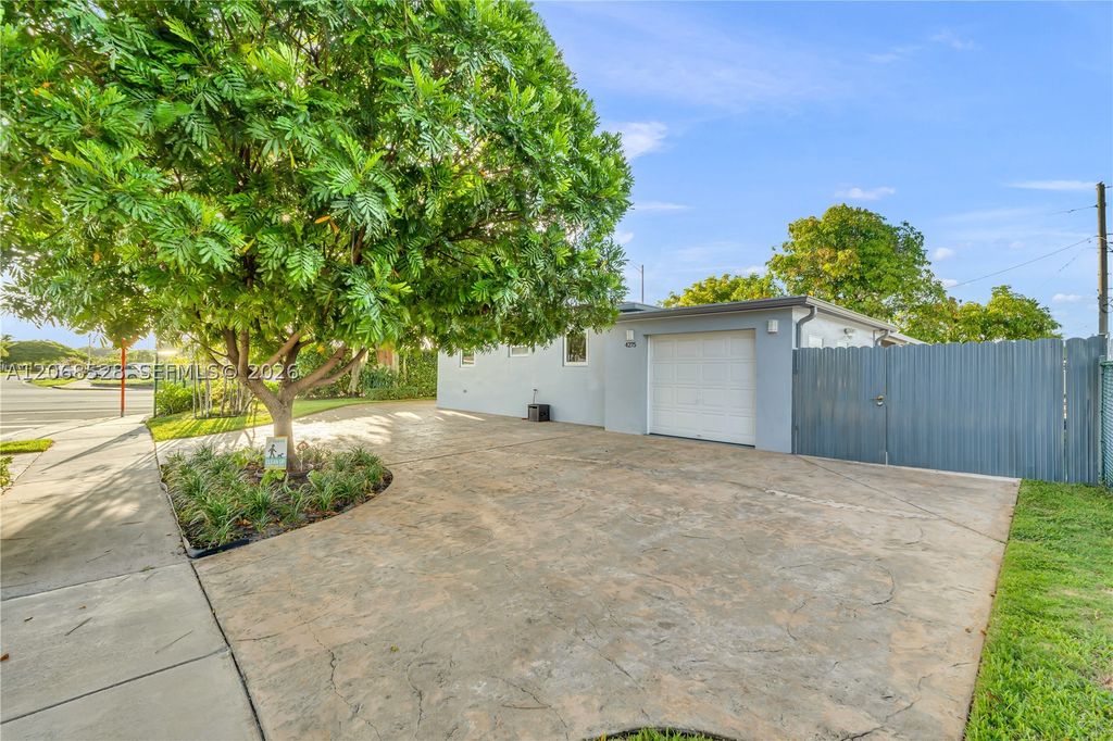 Luxury House for sale in Miami, 709 621 €, Photo 1