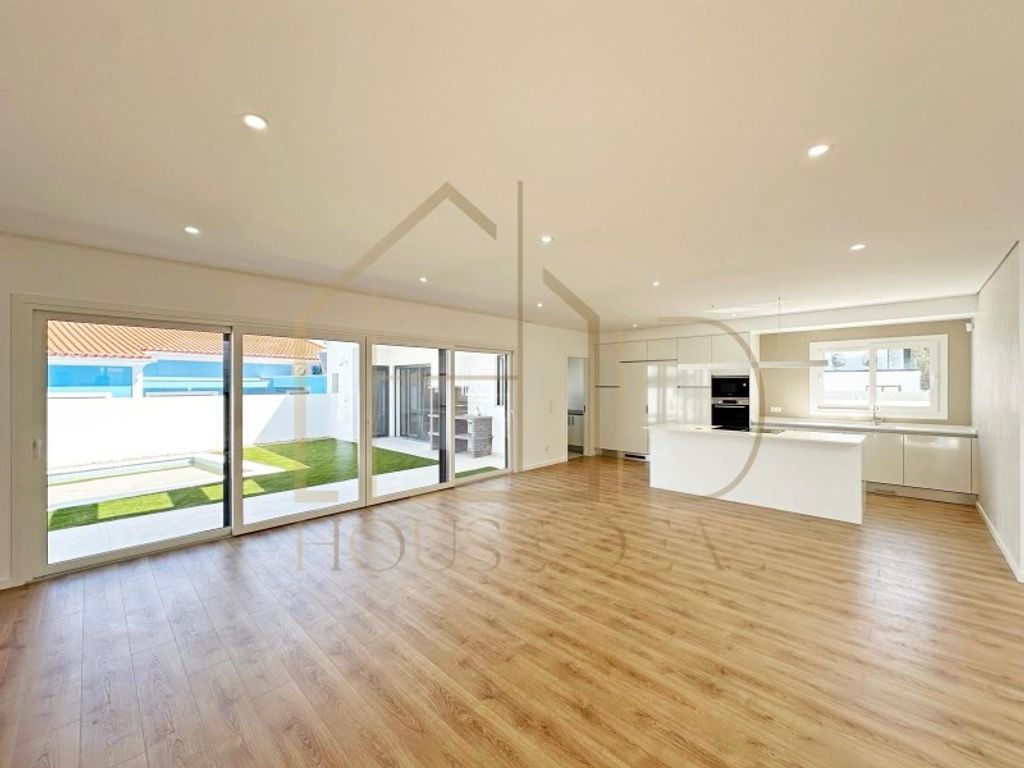 Luxury House for sale in Seixal, 410 000 €, Photo 1