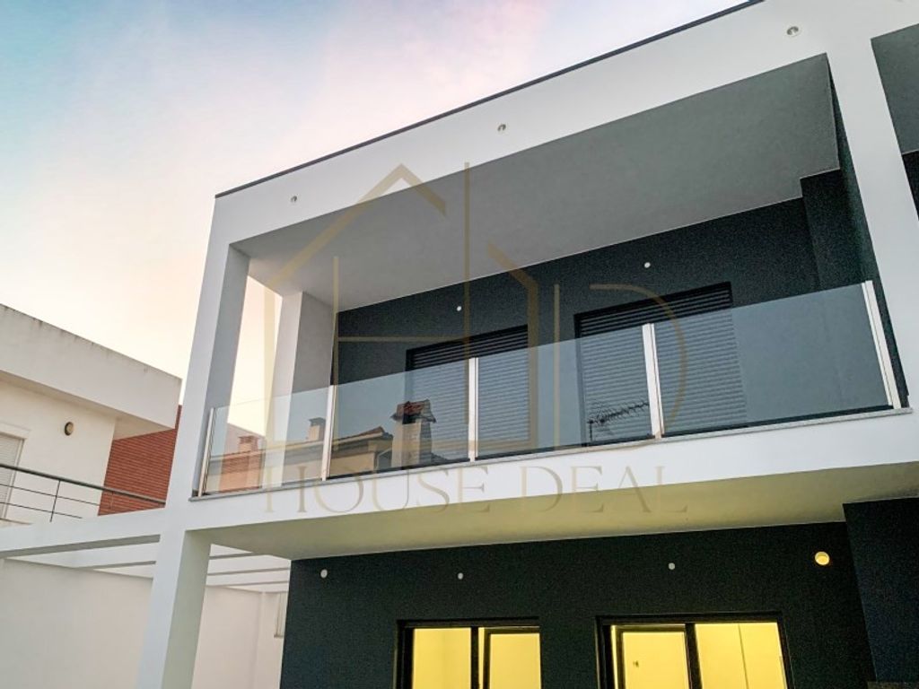 Luxury House for sale in Seixal, 595 000 €, Photo 1