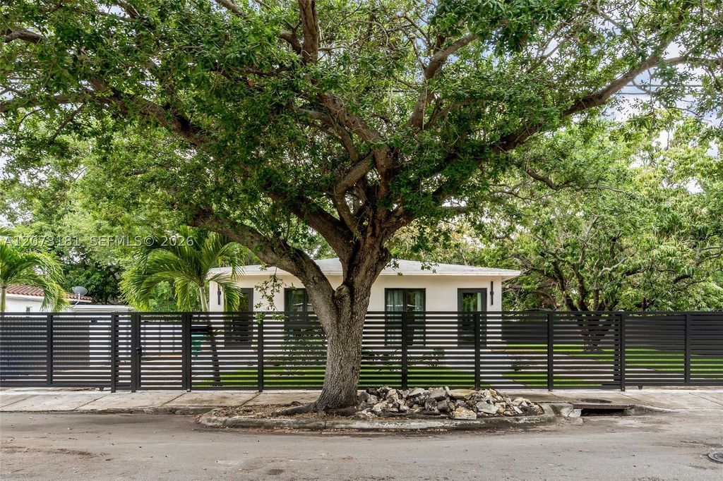 Luxury House for sale in Miami, 743 820 €, Photo 1