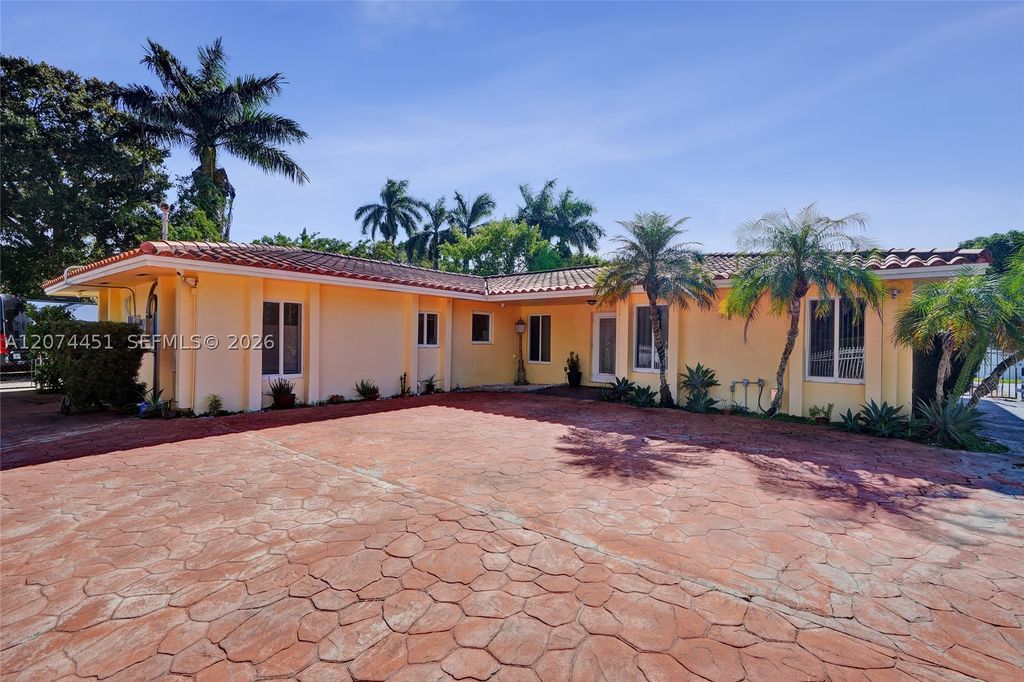 Luxury House for sale in Miami, 940 462 €, Photo 1