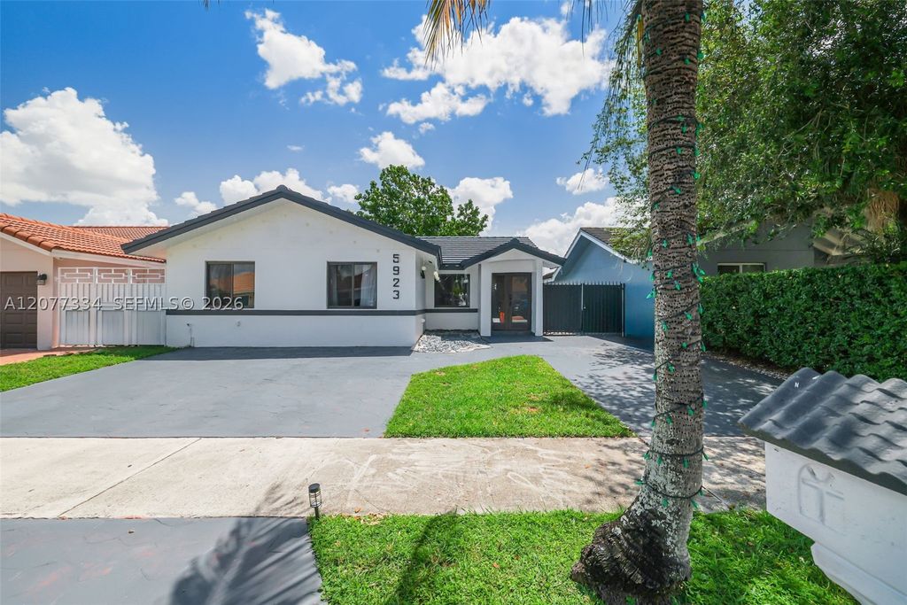 Luxury House for sale in Miami, 687 475 €, Photo 1