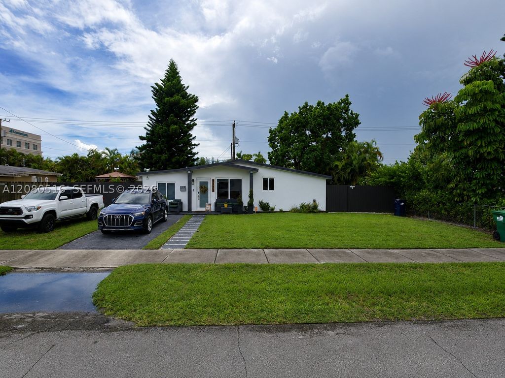 Luxury House for sale in Miami, 610 224 €, Photo 1
