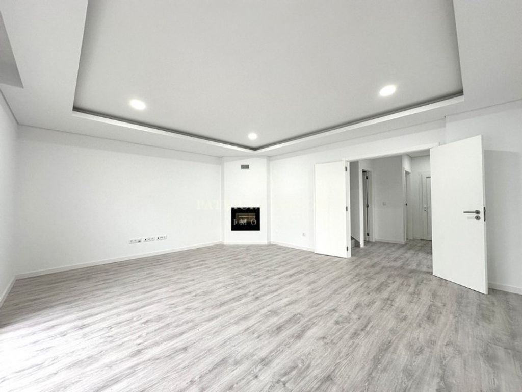 Luxury House for sale in Seixal, 585 000 €, Photo 1