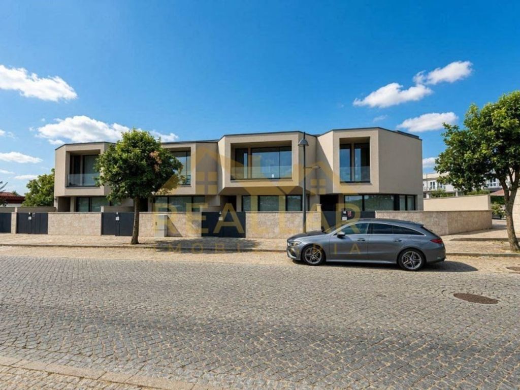 Maison de luxe à vendre à Póvoa de Varzim, 440 000 €, Photo 1