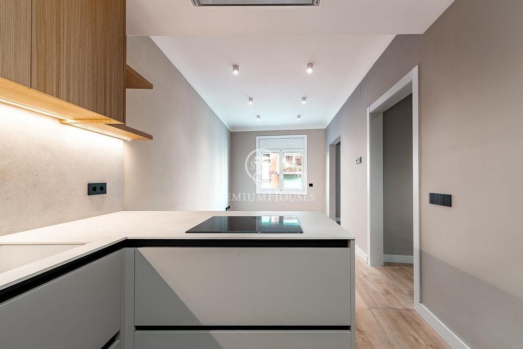 Luxury Apartment for sale in Barcelona, 860 000 €, Photo 1