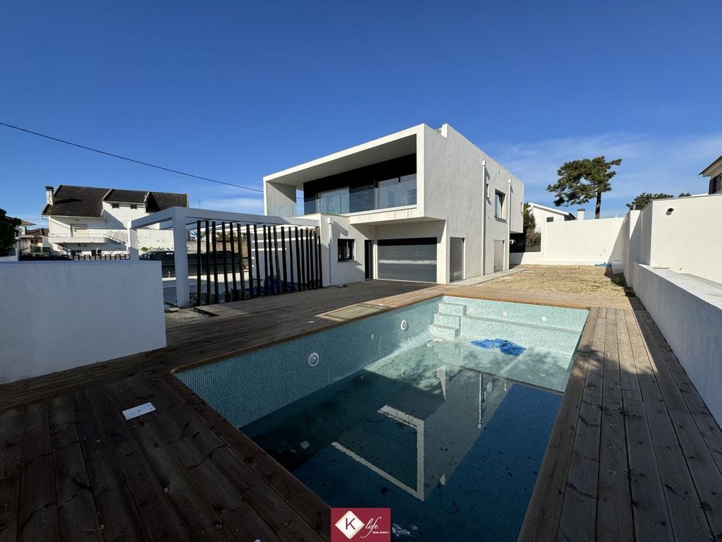 Luxury House for sale in Almada, 895 000 €, Photo 1
