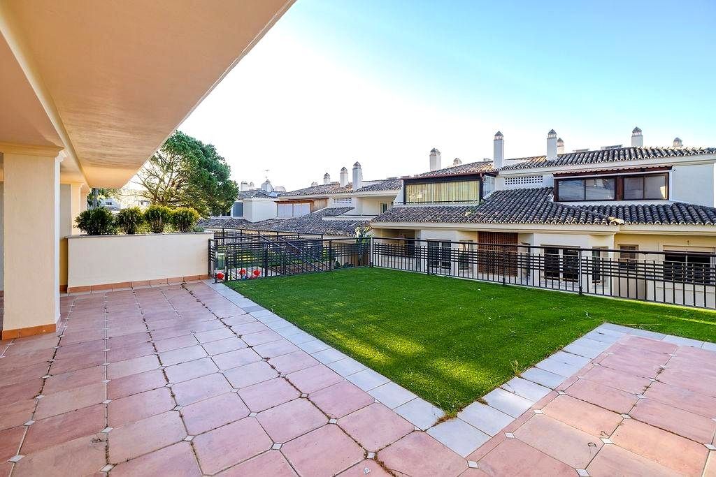 Luxury Apartment for sale in Marbella, 899 000 €, Photo 1