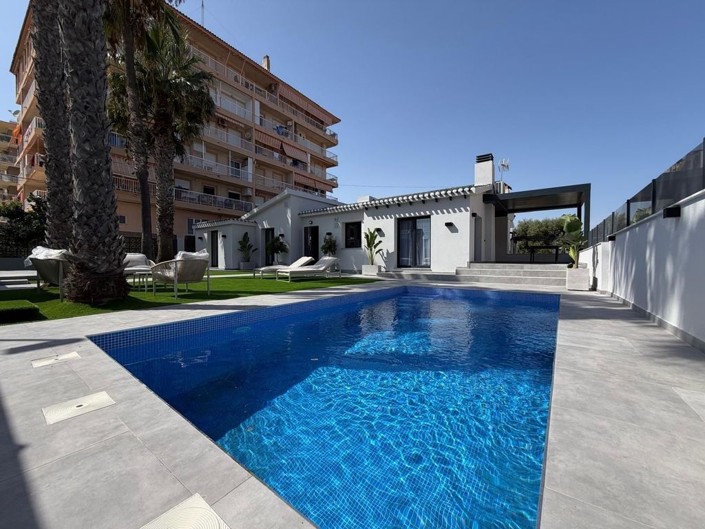 Maison de luxe à vendre à Torrevieja, 699 000 €, Photo 1