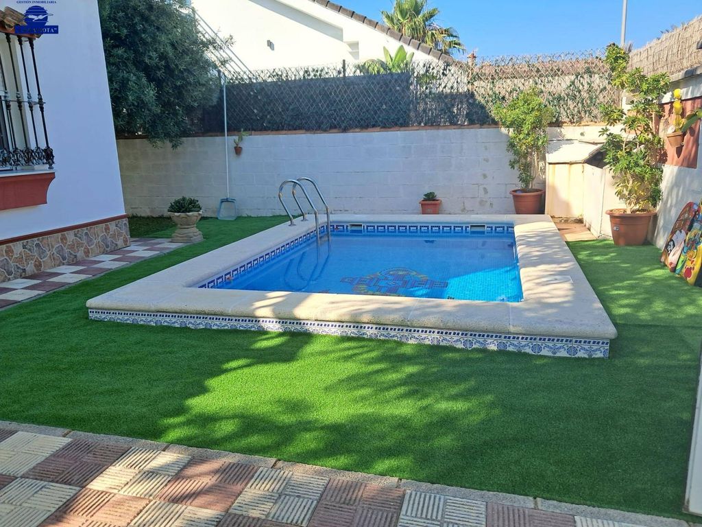 Luxury House for sale in Chiclana de La Frontera, 570 000 €, Photo 1