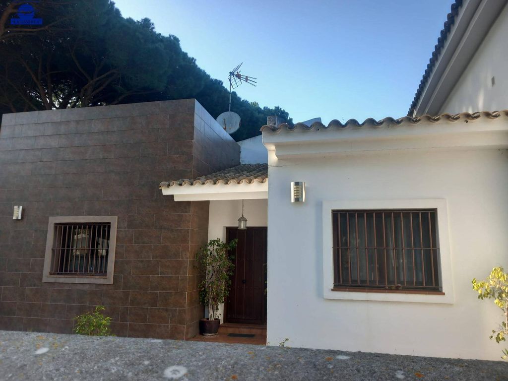 Luxury House for sale in Chiclana de La Frontera, 750 000 €, Photo 1