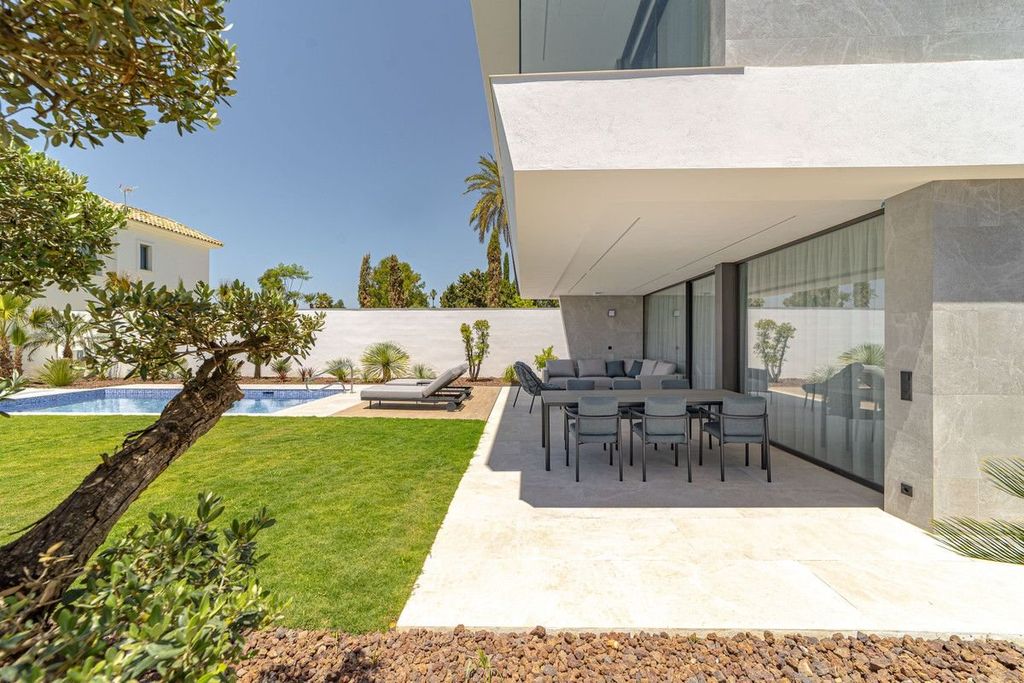 Luxury House for sale in Marbella, 2 695 000 €, Photo 2