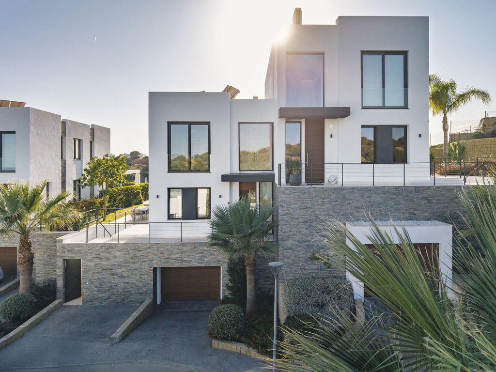 Luxury House for sale in Marbella Del Este, 1 495 000 €, Photo 2