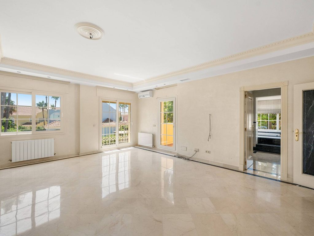 Luxury House for sale in Marbella, 2 600 000 €, Photo 3