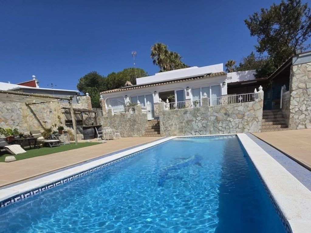 Luxury House for sale in Chiclana de La Frontera, 489 900 €, Photo 1