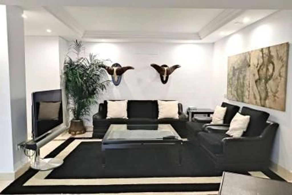 Luxury Apartment for sale in Estepona, 850 000 €, Photo 3