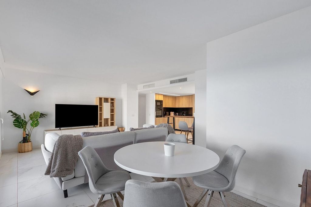 Luxury Apartment for sale in Torrevieja, 765 000 €, Photo 4