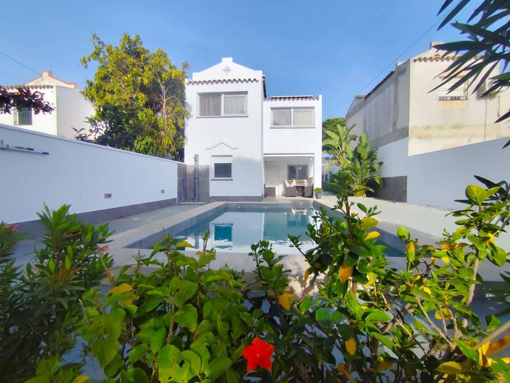Luxury House for sale in Chiclana de La Frontera, 569 000 €, Photo 1