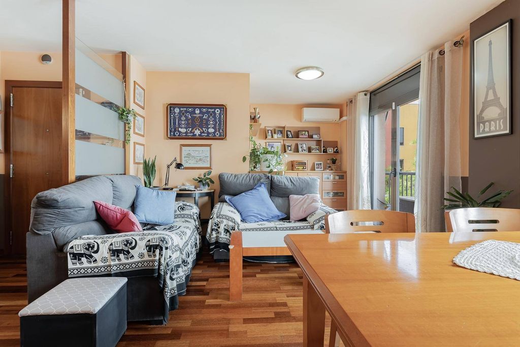Luxury Apartment for sale in Barcelona, 600 000 €, Photo 1