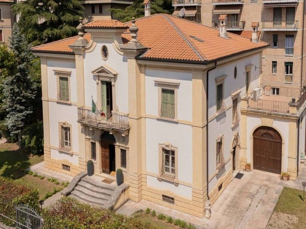 Luxury House for sale in Verona, 2 800 000 €, Photo 1