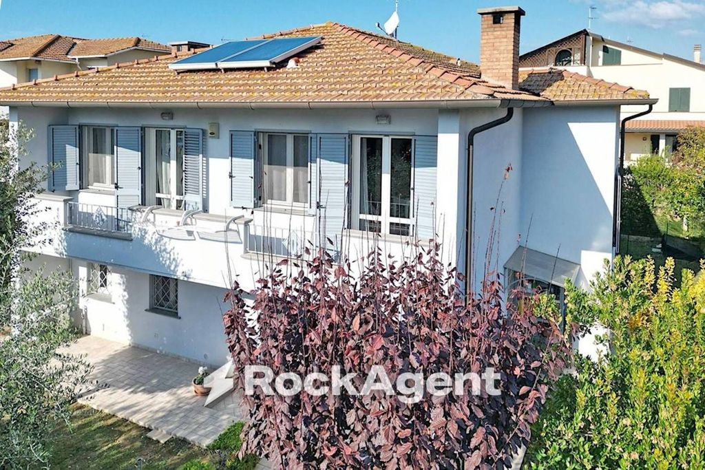 Luxury House for sale in Cecina, 738 000 €, Photo 1