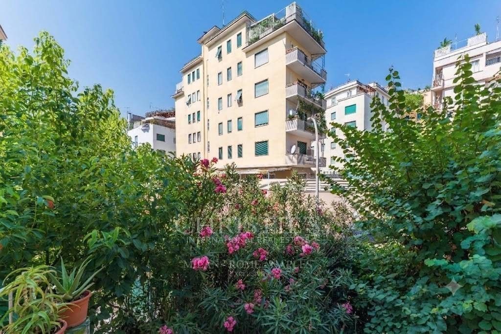 Luxury Apartment for sale in Rome, 830 000 €, Photo 1