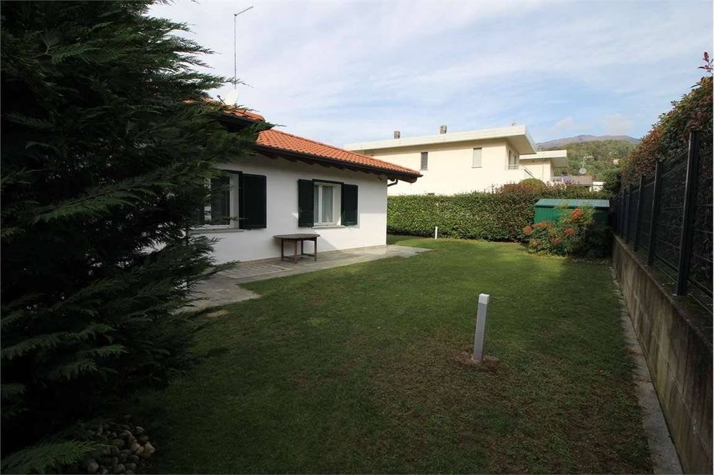 Luxury House for sale in Albavilla, 795 000 €, Photo 1
