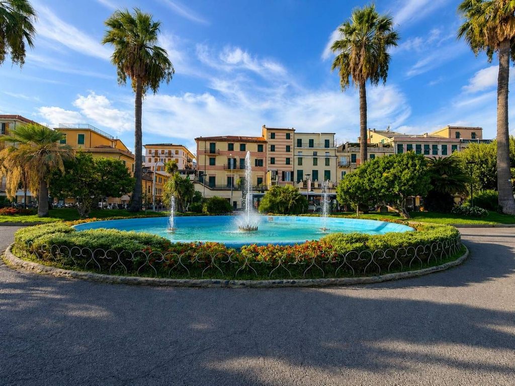 Luxury Apartment for sale in Varazze, 1 350 000 €, Photo 1