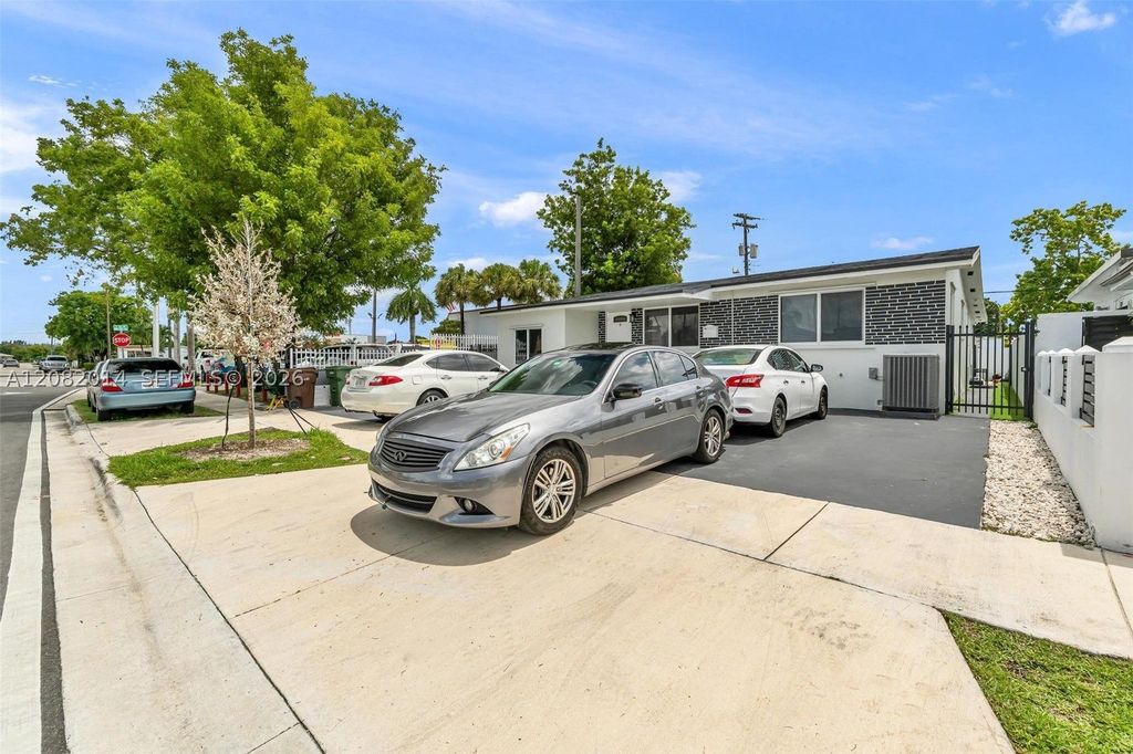 Maison de luxe à vendre à Hialeah, 644 517 €, Photo 1