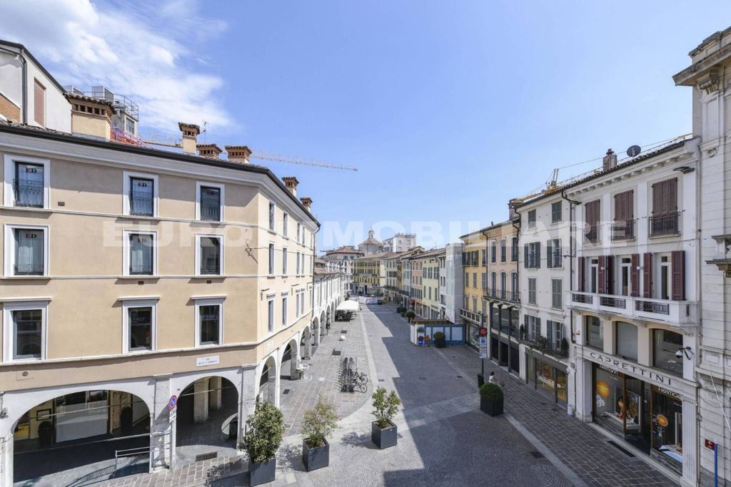 Luxury Apartment for sale in Brescia, 480 000 €, Photo 1