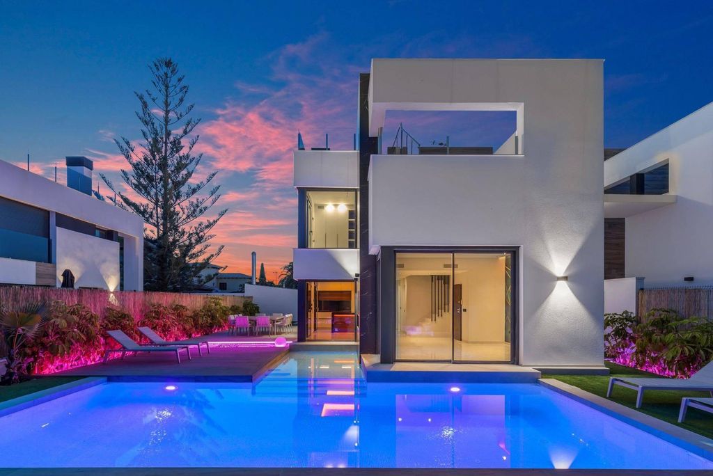 Luxury House for sale in Torrevieja, 670 000 €, Photo 2