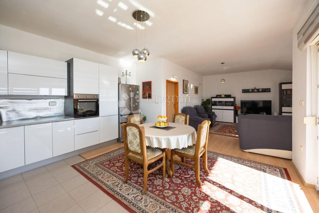 Maison de luxe à vendre à Solin, 680 000 €, Photo 7