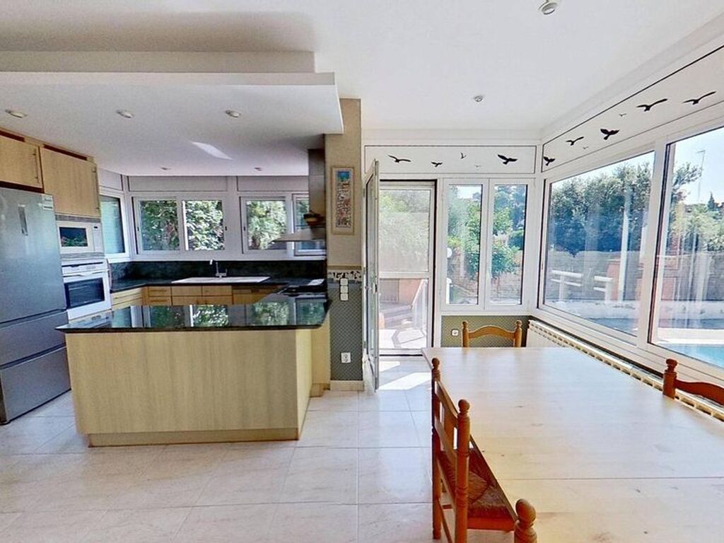 Maison de luxe à vendre à Torrelles de Llobregat, 649 000 €, Photo 2