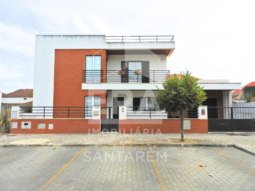 Maison de luxe à vendre à Almeirim, 425 000 €, Photo 1