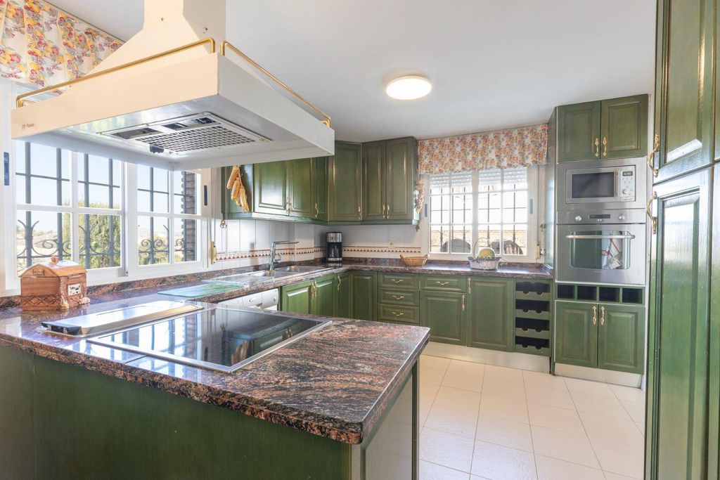 Maison de luxe à vendre à Zubia, 485 000 €, Photo 4