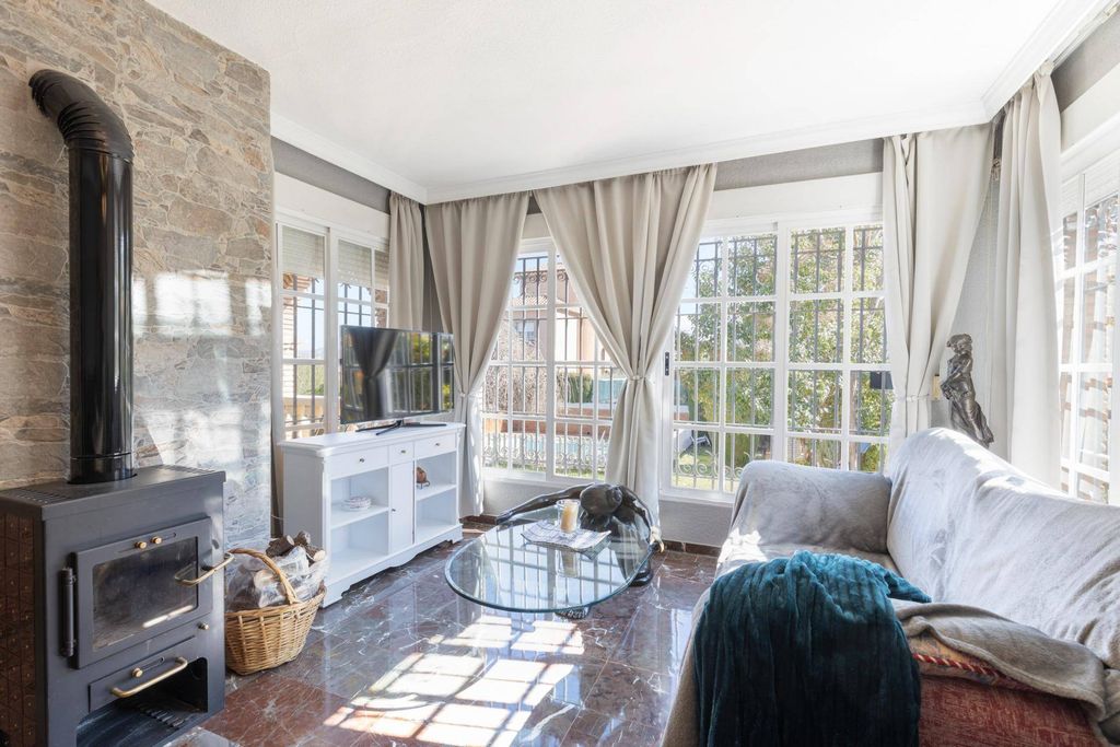 Maison de luxe à vendre à Zubia, 485 000 €, Photo 2