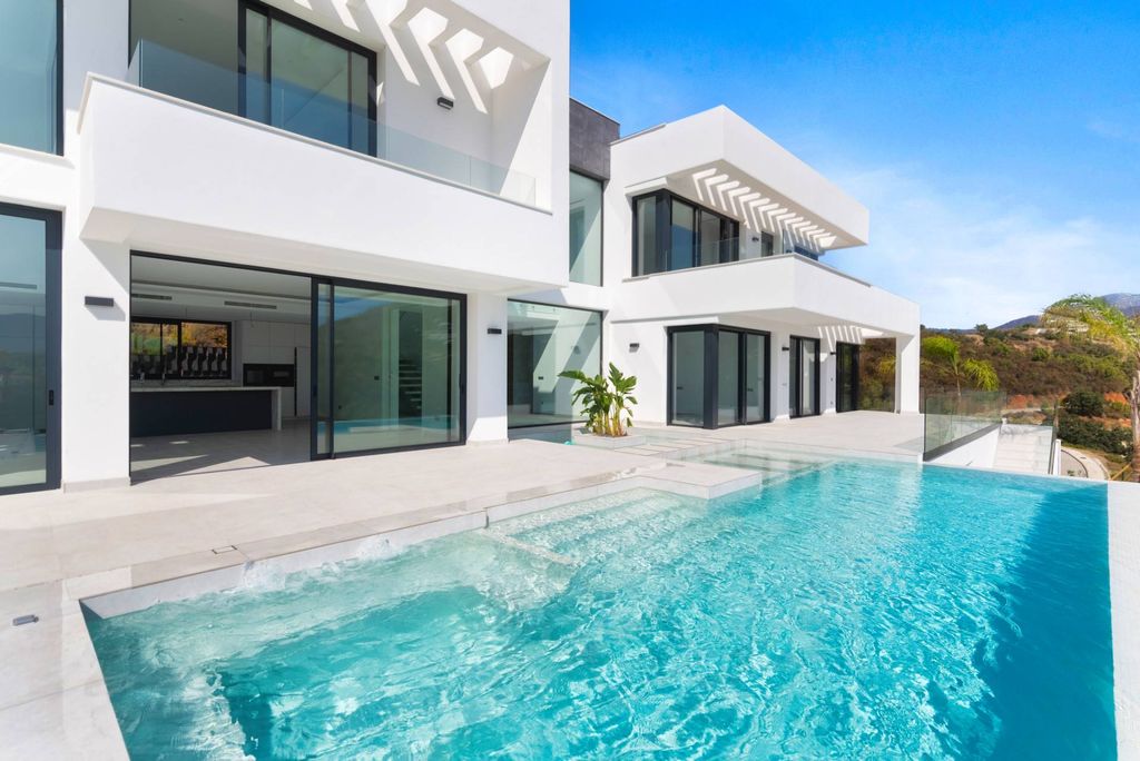 Luxury House for sale in Marbella, 2 450 000 €, Photo 1
