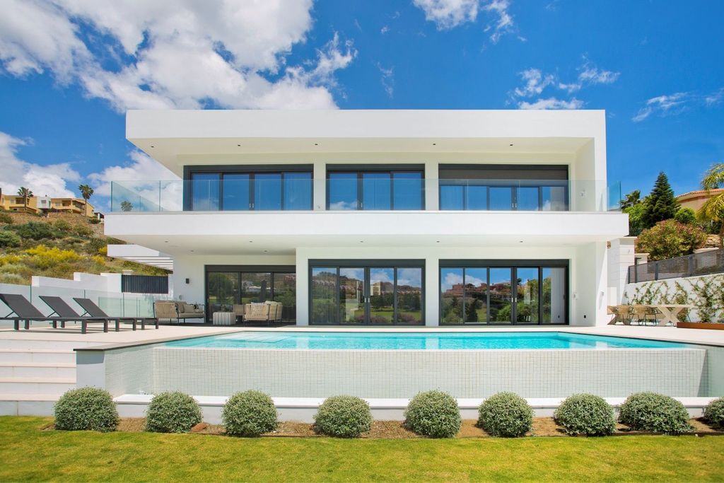 Luxury House for sale in Marbella, 2 690 000 €, Photo 1