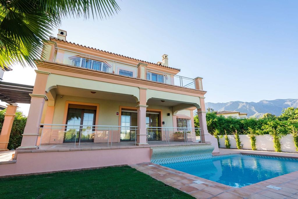 Luxury House for sale in Marbella, 1 640 000 €, Photo 1