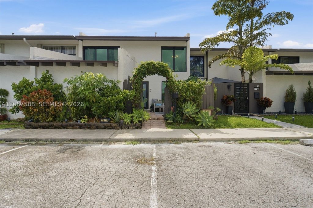 Luxury House for sale in Miami, 426 714 €, Photo 1