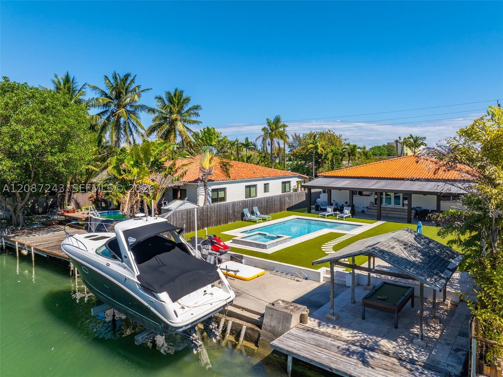 Maison de luxe à vendre à Miami Beach, 2 408 315 €, Photo 1