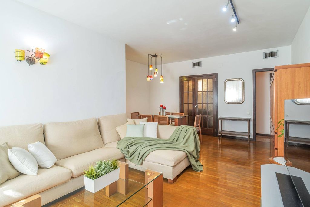 Luxury Apartment for sale in Barcelona, 815 000 €, Photo 1