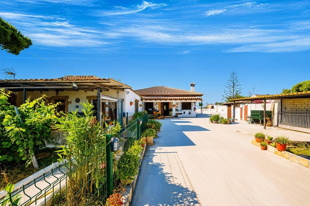 Luxury House for sale in Chiclana de La Frontera, 449 990 €, Photo 2