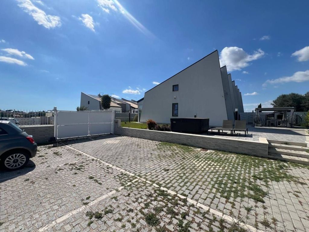 Luxury House for sale in Rome, 648 000 €, Photo 1