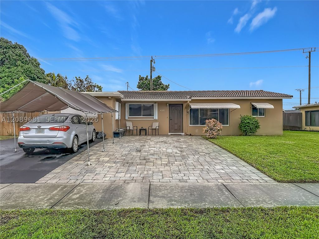 Luxury House for sale in Deerfield Beach, 468 131 €, Photo 1