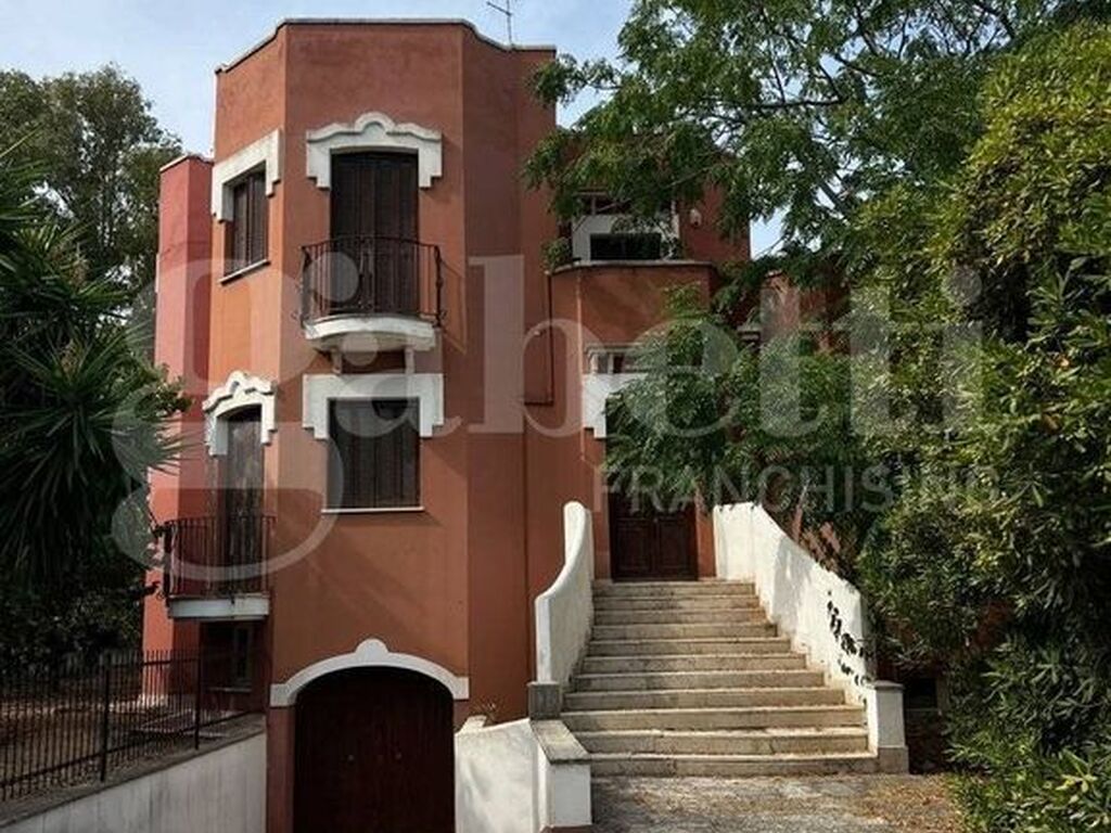 Luxury House for sale in Bari, 750 000 €, Photo 1