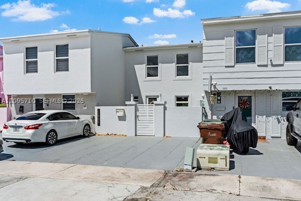 Maison de luxe à vendre à Hialeah, 418 382 €, Photo 1
