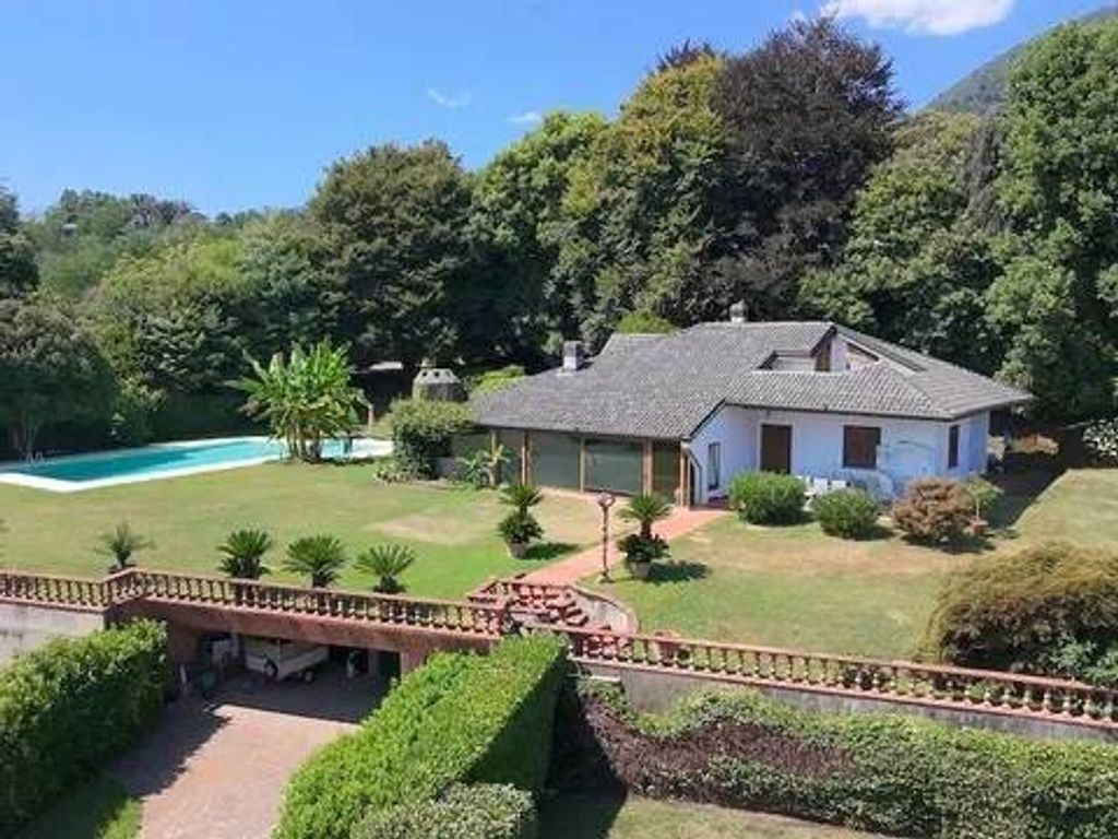 Luxury House for sale in Arizzano, 1 900 000 €, Photo 1
