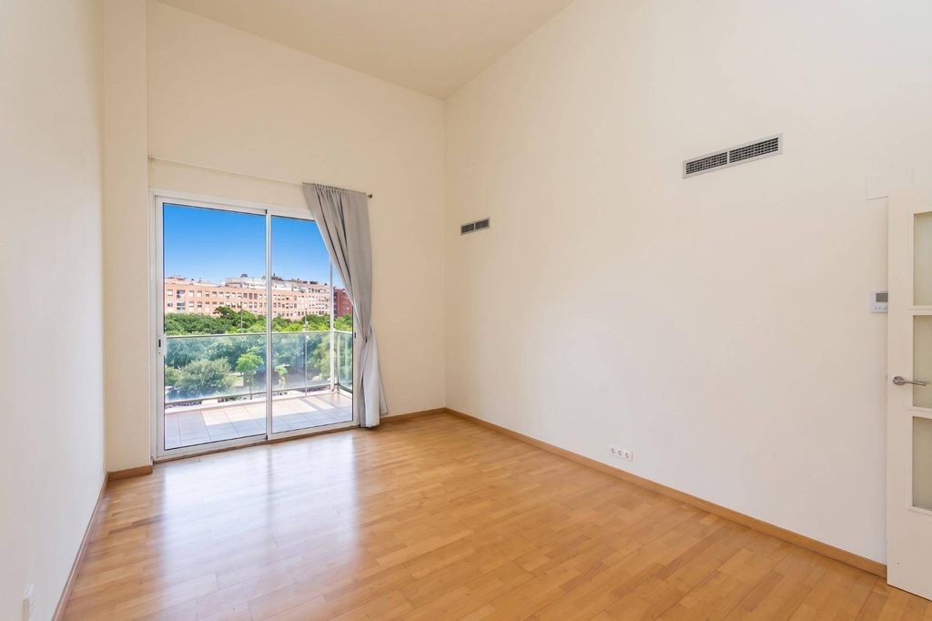 Luxury Apartment for sale in Barcelona, 950 000 €, Photo 2
